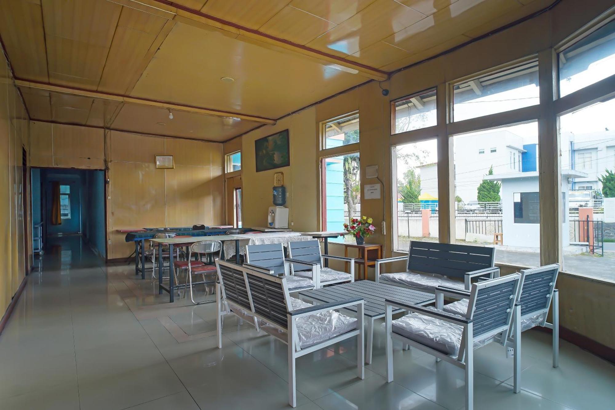 Oyo 92577 Hotel Sidikalang Near Kejaksaan Negeri Dairi Kültér fotó